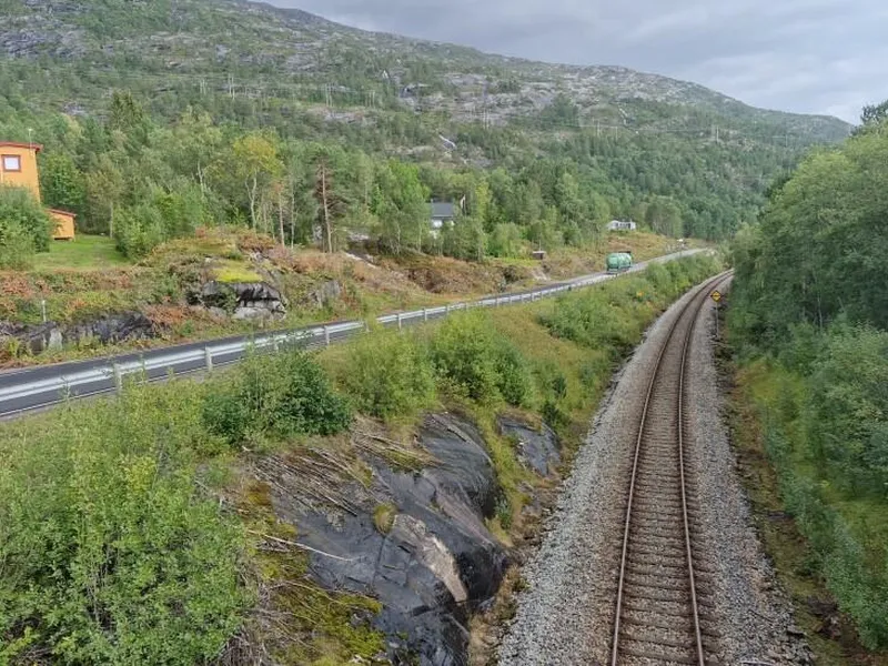 Næhet til Nordlandsbanen og liten plass mellom skinnegang, veg og bebyggelse gjør utbyggingen mer krevende.
Foto /
Statens vegvesen