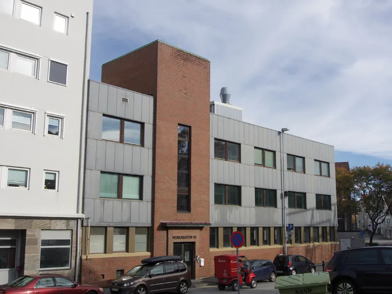Bygget har lenge fremstått som et kjedelig kontorlokale, langt unna sin fordums prakt. Rehabilitering av bygget vil være med å løfte det visuelle inntrygget av området hvor bygget er plassert.