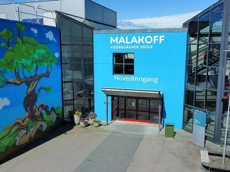 Inngangspartiet på Malakoff videregående skole - Klikk for stort bilde